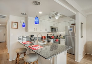 Full-size fridge, microwave, oven, stovetop