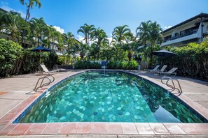 2 albercas al aire libre y camastros 