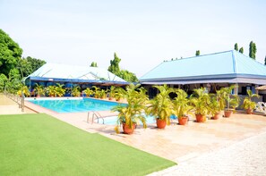 15 outdoor pools