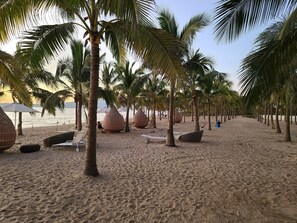 På stranden och strandhanddukar