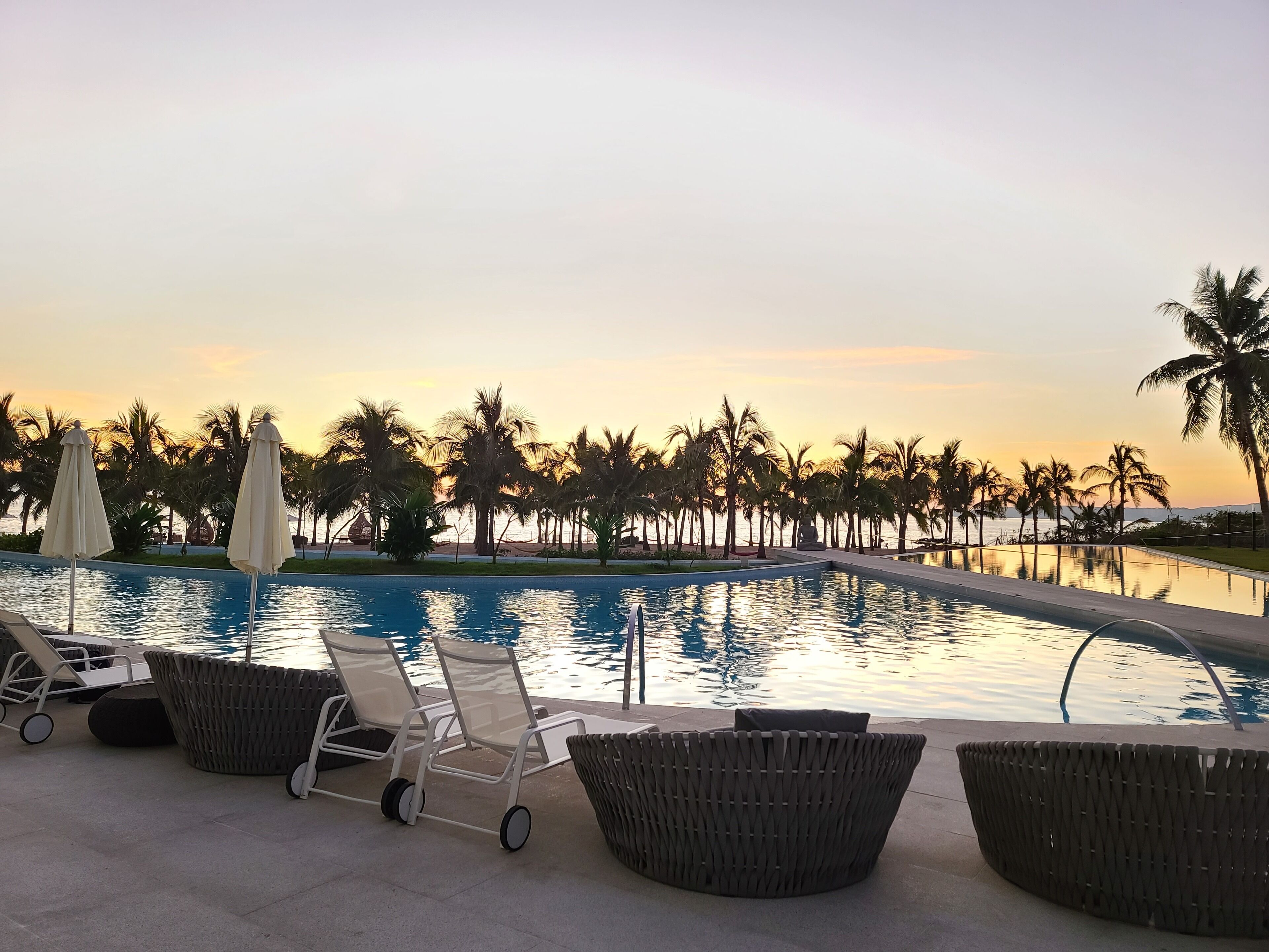 Una piscina al aire libre, una piscina climatizada
