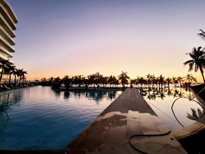 Alberca al aire libre y alberca climatizada