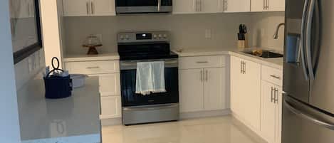 Réfrigérateur, four à micro-ondes, un four, surface de cuisson