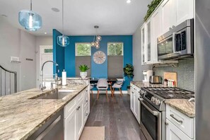 Fridge, microwave, oven, stovetop - Luxurious 4BR Urban Oasis Sleeps 12 Pets OK Private Backyard & 2 Car Garage (Pittsburgh)