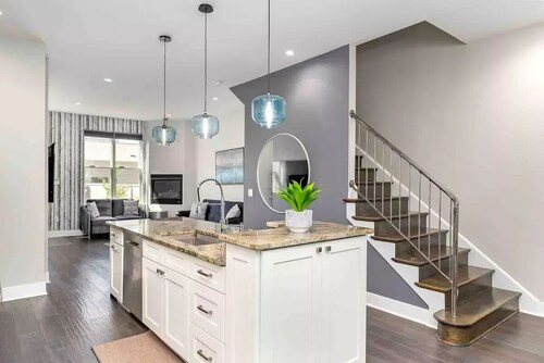 Luxurious 4BR Urban Oasis Sleeps 12 Pets OK Private Backyard & 2 Car Garage