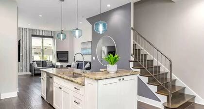 Luxurious 4BR Urban Oasis Sleeps 12 Pets OK Private Backyard & 2 Car Garage