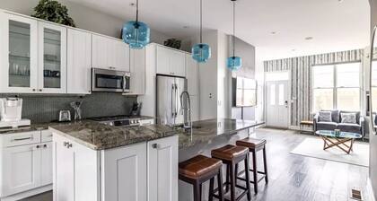 Luxurious 4BR Urban Oasis Sleeps 12 Pets OK Private Backyard & 2 Car Garage
