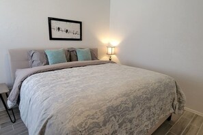 4 bedrooms, iron/ironing board, travel crib, free WiFi - Dad's Big House (Phoenix)