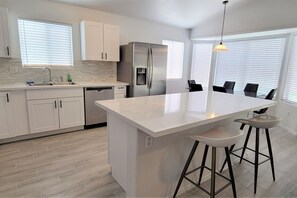 調理器具と食器、ダイニングテーブル、キッチンカウンター
