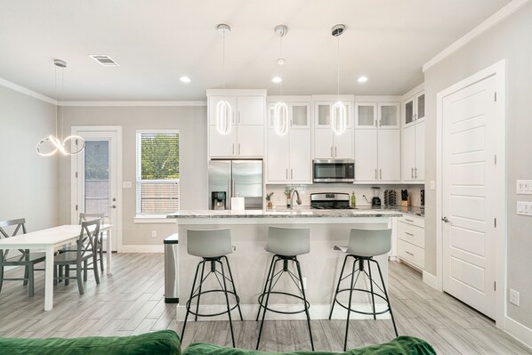 Kjøleskap, mikrobølgeovn, ovn og kokeplater