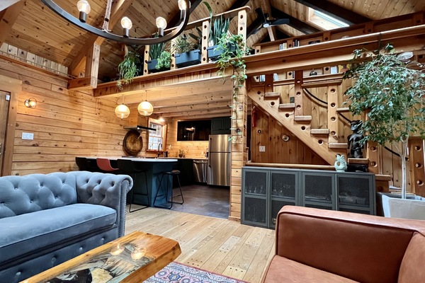 Smart-tv, een open haard, boeken en een stereo