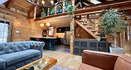 Modern Rustic Log Chalet w/ mtn views, pool & bonus loft on 17 secluded acres