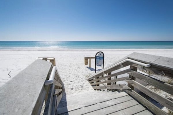 Nära stranden och solstolar