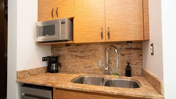 Refrigerador, microondas, parrilla de estufa y cafetera y tetera