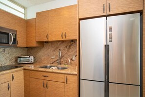 Refrigerador, microondas, parrilla de estufa y cafetera y tetera