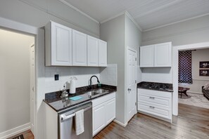 Kühlschrank, Mikrowelle, Herdplatte, Wasserkocher mit Kaffee-/Teezubehör