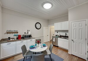 Kühlschrank, Mikrowelle, Herdplatte, Wasserkocher mit Kaffee-/Teezubehör