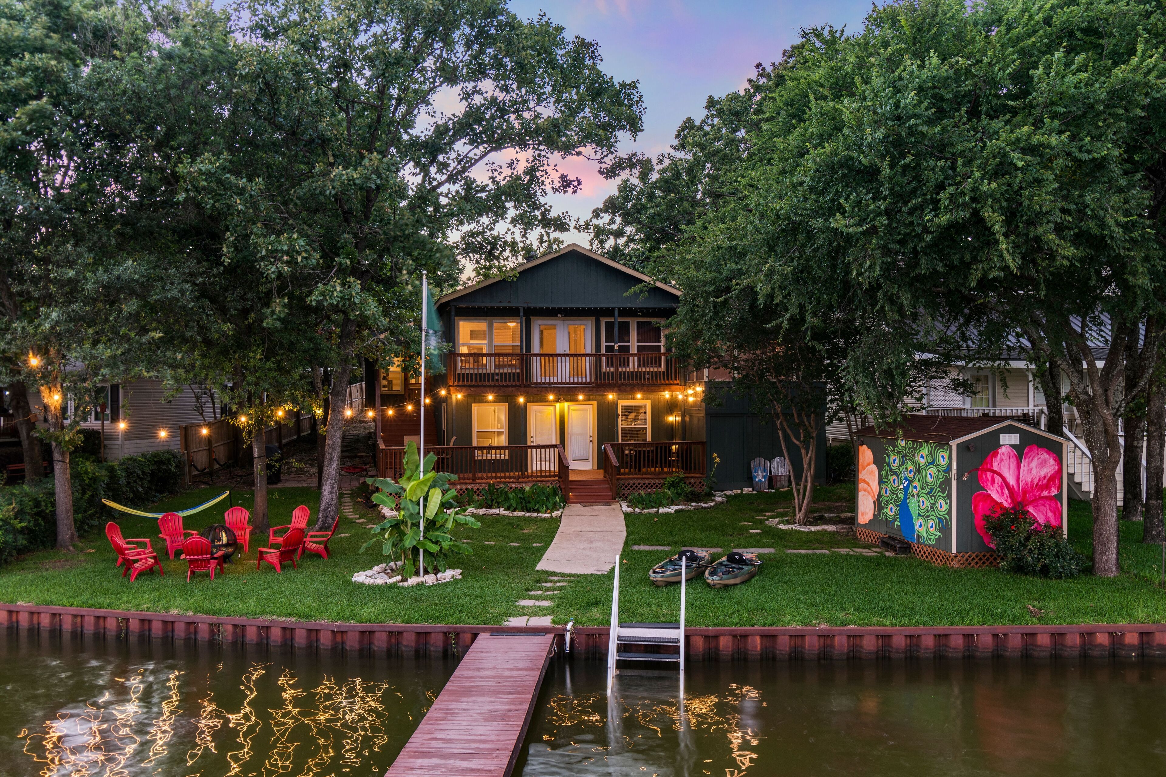 Home ON the lake w/ dock, 2 KING-size beds game room/office/firepit/ Cedar Creek