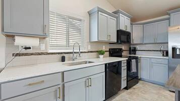 Geladeira, micro-ondas, fogão, cooktop