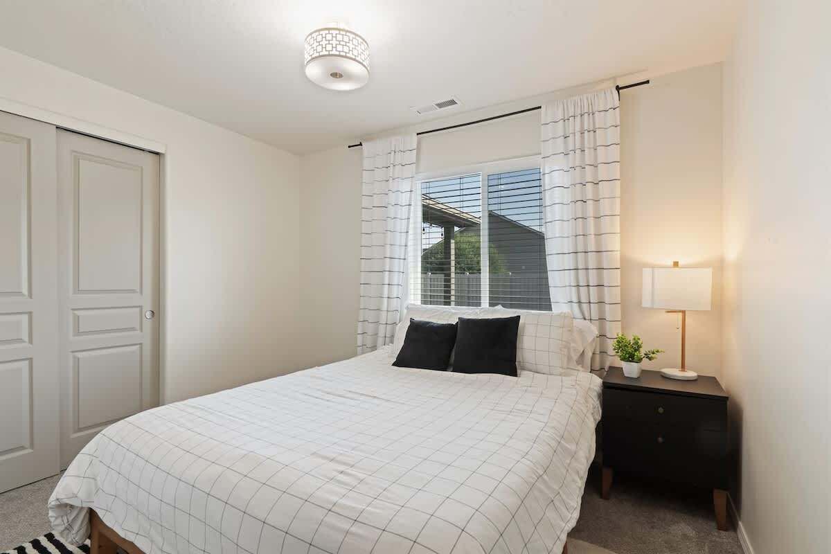 3 makuuhuonetta, työpöytä, silitysrauta/-lauta, vauvan matkasänky