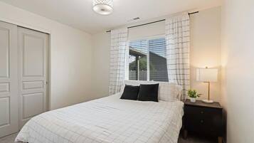 3 bedrooms, desk, iron/ironing board, travel crib