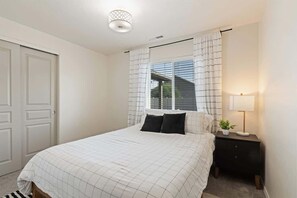 3 chambres, bureau, fer et planche à repasser, lit de bébé portatif