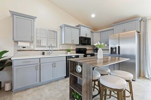 Kühlschrank, Mikrowelle, Ofen, Herdplatte