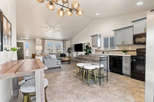 Modern Caldwell Home | Near Freeway & Shopping | Sleeps 10