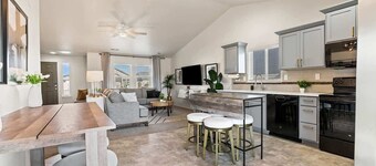 Quiet Modern House near Freeway & Shops