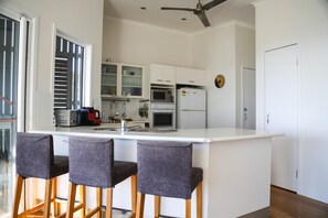 Geladeira, micro-ondas, fogão, cooktop