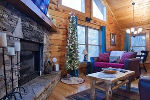 Smart-TV, peis, DVD-spiller og bøker