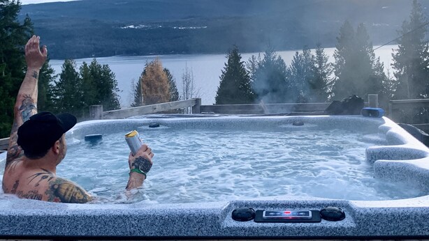 Un bain à remous avec vue sur un lac et des montagnes.