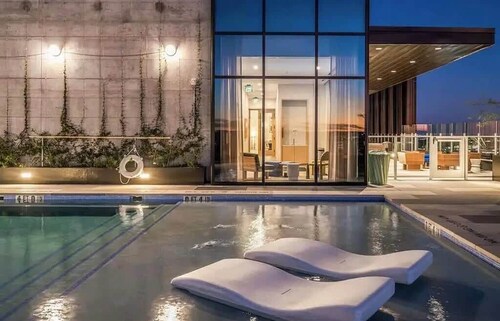 Austin Luxury Escape: Rooftop Heated Pool & City Views – Barclé
