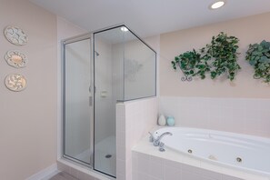 Shower, jetted bath, hair dryer, towels - ~Large Stunning Luxurious Quiet 10th Floor 3B/2B Condo On Sugar Sands~ (Panama City Beach)