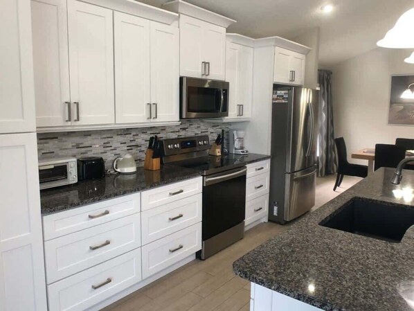 Refrigerador, microondas, horno y parrilla de estufa 