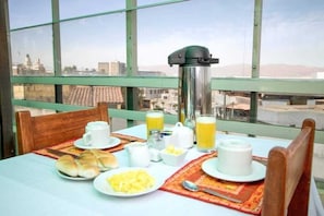 Free daily English breakfast