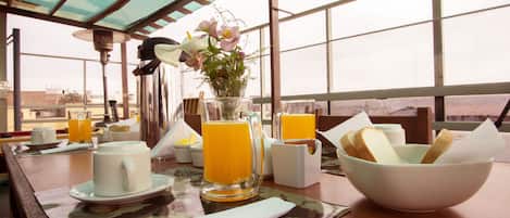Free daily English breakfast