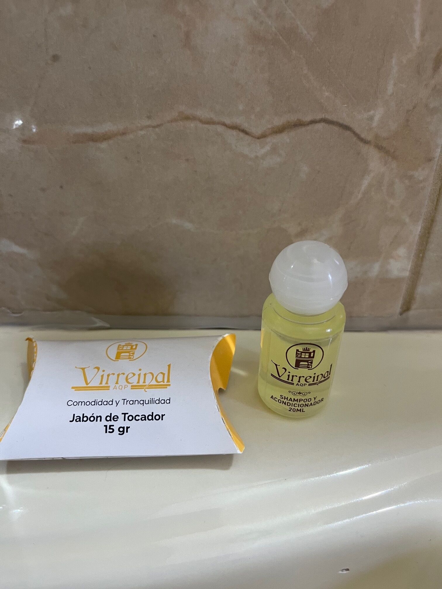 Douche, articles de toilette gratuits, serviettes fournies, savon