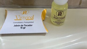 Eine Flasche 'Virreinal' Shampoo und Conditioner, eine 15g-Flasche, sowie eine weiße Schachtel mit Produktname und Gewicht.