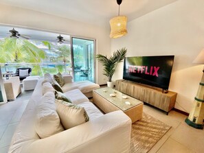 Smart-TV, DVD-Player, Tischfußball, Tischtennisplatte