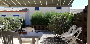 Outdoor dining - Pretty little house 100m from the beach and shops, with WIFI connection (Bretignolles-sur-Mer)