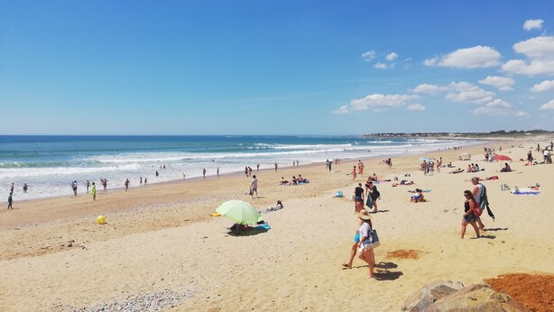 A wide beach with people walking and sunbathing, a clear sky, and the ocean in the background. - Pretty little house 100m from the beach and shops, with WIFI connection (Bretignolles-sur-Mer)
