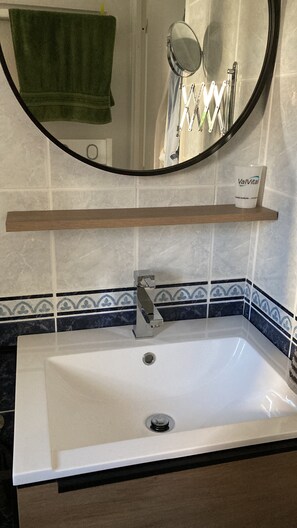 Douche, séchoir à cheveux, papier de toilette