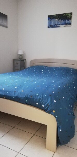 2 chambres, bureau, fer et planche à repasser, lit de bébé portatif