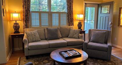 Cozy Home in prestigious downtown Beaufort neighborhood! Large Fenced Yard!