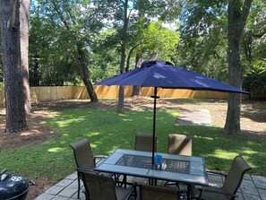 Outdoor dining - Cozy Home in prestigious downtown Beaufort neighborhood! Large Fenced Yard! (Beaufort)