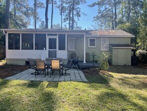 Outdoor dining - Cozy Home in prestigious downtown Beaufort neighborhood! Large Fenced Yard! (Beaufort)
