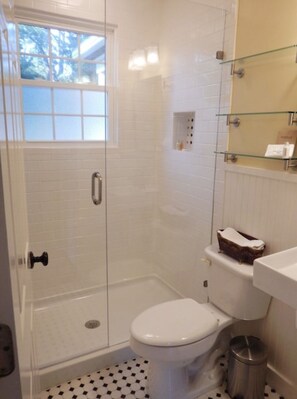 Shower, hair dryer, towels, soap - Cozy Home in prestigious downtown Beaufort neighborhood! Large Fenced Yard! (Beaufort)