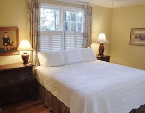 2 bedrooms, iron/ironing board, free WiFi, bed sheets - Cozy Home in prestigious downtown Beaufort neighborhood! Large Fenced Yard! (Beaufort)