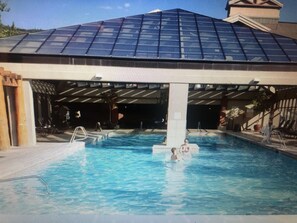 Alberca techada y alberca al aire libre